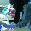 Eine Hebamme kümmert sich um eine Patientin