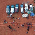 Verteilung von Hilfsgütern aus Autos in Idlib