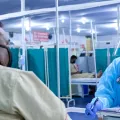 Indien Covid-19 Patient spricht mit Mitarbeiter. Danke