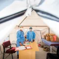 Dr. Helene Muller und Krankenpfleger Buhle Nkomonde arbeiteten beide im Covid-19-Feldkrankenhaus von Ärzte ohne Grenzen in Khayelitsha in Kapstadt.