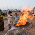 Alltagsszene mit Kindern in einem Vertriebenenlager in Khanaqin.