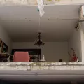 Blick in das Wohnzimmer eines durch die Explosion zerstörten Hauses.