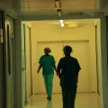 Mitarbeiterinnen auf dem Korridor im Notfallkrankenhaus Tabarre, Haiti.