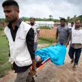Krankentransport in einem Flüchtlingslager für Rohingya in Bangladesch
