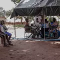 Hilfe für die Bevölkerung und Kindersoldaten