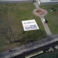 Protestbanner mit Drohne aus Luft aufgenommen