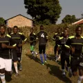 Teenager aus Yambio, darunter Kindersoldaten, wärmen sich für ein Fußballspiel auf.