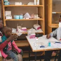 Mutter und Kind werden in unserer Klinik in Shire, Tigray behandelt.