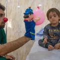 With the help of a good sense of humour and various props, Mourad brings a smile to the faces of sick children in the emergency room of Sinuni general hospital, Sinjar, which is supported by MSF. Mourad is a medical interpreter who completed a ‘clown doctor’ course in July 2018 with the support of another NGO.