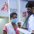 Unser Mitarbeiter Jomy Chako erklärt dem Gesundheitspersonal in unserem Projekt in Patna, Indien das Covid-19 Behandlungsprotokoll.