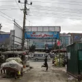 Blick aus dem Fenster auf den Eingang vom Krankenhaus in Kabul