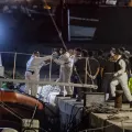 Ein einjähriges Kind wird von Mitarbeitern sicher von Bord der Ocean Viking an Land gebracht.