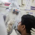 Eine Ärztin, bei der Entnahme einer Abstrichprobe im COVID-19-Gesundheitszentrums.  