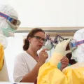 Schutzausrüstung anlegen für Ebola-Einsatz.