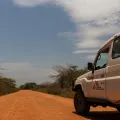 Ärzte ohne Grenzen Auto auf Sandweg