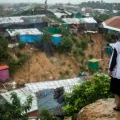 Mitarbeiterin blickt über Geflüchtetencamp der Rohingya