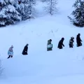 Eine Familie versucht, die Grenze zwischen Italien und Frankreich zu überqueren. 