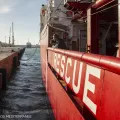 Die Ocean Viking wurde angewiesen, für 14 Tage in Quarantäne zu bleiben. Nach Angaben der italienischen Behörden handelt es sich dabei um eine Vorsichtsmaßnahme als Reaktion auf den Ausbruch des Coronavirus Covid-19.