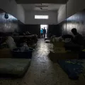 Im Internierungslager in Khoms Menschen Matratzen Dunkelheit