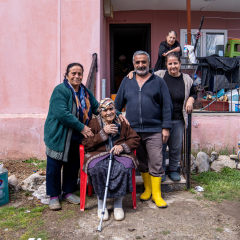 Die 5-köpfige Familie hat durch die Erdbeben und Überschwemmungen fast alles verloren.