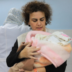 Eine Hebamme mit einem Neugeborenen im emiratischen Krankenhaus