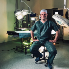 Ein Chirurg sitzt in einem OP-Saal