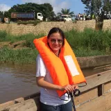 Eine Frau mit Rettungsweste 