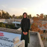 Frau mit Kopftuch lächelt in die Kamera