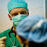 Hans Gerber im OP bei der Arbeit