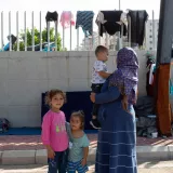 Eine Mutter mit ihren drei Kindern 