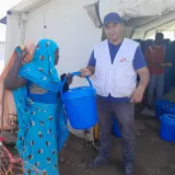 Idriss Badri bei einer Hilfsgüterverteilung im Tschad.