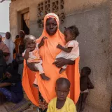 Hadiza Sani und ihre Zwillinge.