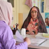 Roqia Hussaini im Gespräch mit einer der Mitarbeitenden des Gesundheitszentrums Band-e-Amir
