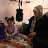 Hier sieht man Yara, wie sie vorgibt, ihrem Spielzeug Sauerstoff zu verabreichen, was ihre eigene Situation widerspiegelt.