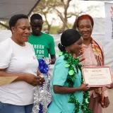 Absolventin der MSF Academy Hebamme Adilli Anna Robert bei der Zeugnisübergabe