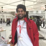 Ein Mann stützt sich an einem Pult an einem unserer Fundraising-Stände ab.