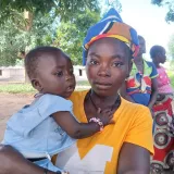 Princia Kotto mit Tochter auf Arm