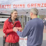 Eine Person im Gespräch auf der Straße
