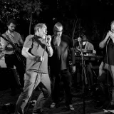 Eine Musikband hat einen Auftritt