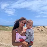 Frau mit kleinem Jungen auf Arm