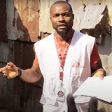 Ein Mann erklärt etwas