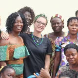 Eine Gruppe von Frauen blickt in die Kamera