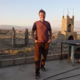 Stehender Mann lächelt in die Kamera