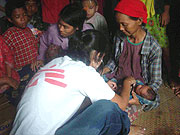 Myanmar 2008: Eine Mitarbeiterin von Ärzte ohne Grenzen untersucht in Bogale Opfer des Zyklons Nargis.