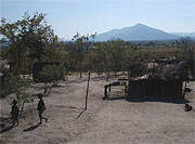 D.R. Kongo 2007: Viele Steinhütten sind ausgebrannt, und die Menschen leben jetzt in Strohhütten.